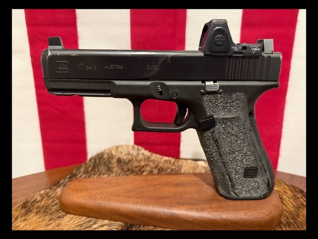 Glock 17 Gen5 Police Trade-In w/ Trijicon RMR
